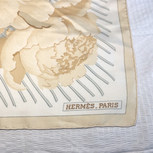 ✨Hermès “Le Piviones” silk scarf✨ - Picture 3 of 16